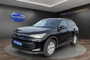 Volkswagen Tiguan noir vue 3/4 avant droit en intérieur avec calandre et phares LED distinctifs.