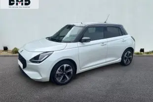 Suzuki Swift 1.2 Hybrid 83ch Pack Auto vue 3/4 avant droit en blanc nacré avec toit gris et jantes alu noires.