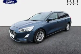 Ford Focus SW 1.5 EcoBlue bleu azur métallisé vue 3/4 avant droit avec jantes alu et barres de toit.