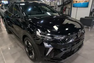 Renault Captur noir 2025 Mild Hybrid vu en 3/4 avant droit dans un showroom moderne.