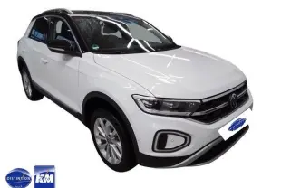 Volkswagen T-Roc blanc toit noir en vue 3/4 avant droit, avec jantes alliage et calandre distinctive.