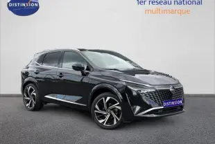 Nissan Qashqai 2024 noir Kuro métallisé en 3/4 avant, avec jantes alliage et calandre distinctive en losange.