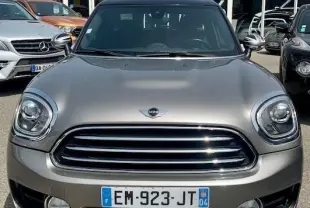 Vue frontale d'un MINI Countryman Cooper D 150ch gris 2017 avec calandre chromée et phares ronds visibles.