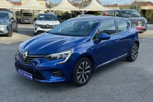 Renault Clio V 1.3 TCE 140 Intens bleu Iron vue 3/4 avant droit avec jantes alliage et calandre distinctive.