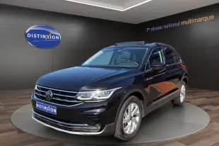 Volkswagen Tiguan noir 2022 en 3/4 avant droit, avec calandre chromée et jantes argentées visibles.