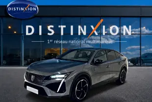 Peugeot 408 Hybrid gris sellenium vue 3/4 avant droit, avec phares LED et jantes alliage noires.