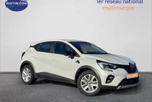 Renault Captur blanc nacré vu de trois quarts avant droit avec jantes alu et détails noirs contrastants.