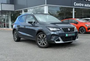SEAT Arona gris Magnétique Métal en 3/4 avant droit, avec calandre distinctive et jantes alliage multibranches.