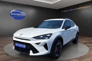 Vue 3/4 avant droit d’un CUPRA Formentor blanc 2025 avec jantes noires et détails noirs contrastants.