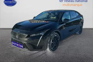 Peugeot 408 Hybrid 145 GT noir en 3/4 avant droit, avec jantes alu et calandre distinctive.