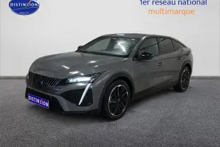 Peugeot 408 Hybrid gris Sellenium en 3/4 avant droit, avec feux LED et jantes alu noires distinctives.