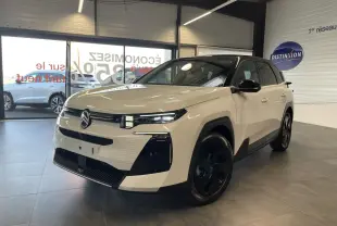 Vue 3/4 avant droit du Citroën C5 Aircross blanc Okenite avec toit noir et jantes alliage noires en showroom.