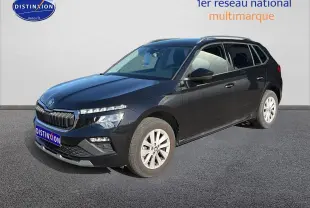 Vue 3/4 avant droit d'un Skoda Kamiq noir avec calandre chromée et jantes alu sur fond neutre.