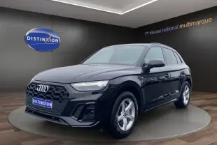 Audi Q5 noir en vue 3/4 avant droit, avec calandre hexagonale noire et jantes argentées cinq branches.