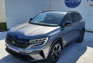 Renault Austral E-Tech hybride gris schiste avec toit noir, vue 3/4 avant droit, calandre et jantes distinctives.