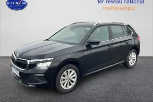 Vue 3/4 avant d’un Skoda Kamiq noir 2025 avec jantes alu et barres de toit argentées sur fond neutre.