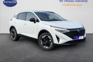 Nissan Qashqai Hybrid e-POWER blanc nacré en 3/4 avant droit, avec calandre noire et jantes noires distinctives.