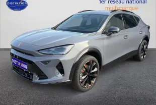 Vue 3/4 avant droit du CUPRA Formentor gris graphene avec jantes noires et détails cuivrés, sur fond neutre.