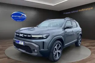SUV Dacia Duster Journey Hybrid 140 gris foncé vu en 3/4 avant droit avec calandre et phares LED distinctifs.