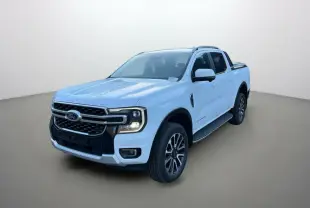 Ford Ranger blanc glacier en 3/4 avant droit avec barres de toit et jantes alu 20 pouces visibles.
