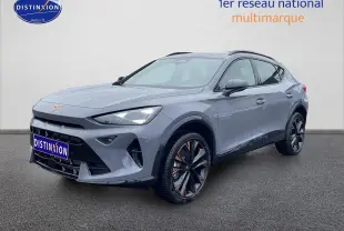 Vue 3/4 avant droite d'un CUPRA Formentor gris graphene avec jantes noires et cuivrées, sur fond neutre.
