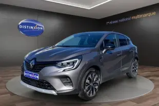 Vue 3/4 avant droit d'un Renault Captur gris clair 2023 avec phares LED et jantes alliage distinctives.