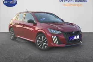 Peugeot 208 rouge Elixir vue 3/4 avant droit, avec calandre noire et feux LED verticaux distinctifs.