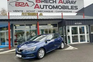 Renault Mégane 1.5 Blue dCi 115ch Business bleu Cosmos vue 3/4 avant droit devant un garage Brech Auray Automobiles