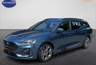 Ford Focus SW bleu en 3/4 avant droit, break ST Line X avec jantes alliage et calandre noire distinctive.