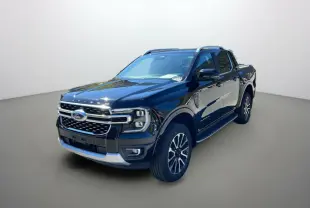 Ford Ranger 3.0 V6 noir agate vu en 3/4 avant droit, avec calandre distinctive et jantes alu 20 pouces.