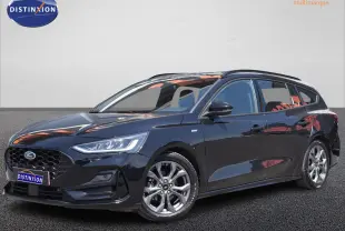 Ford Focus SW 1.5 EcoBlue 115 Powershift ST LINE X vue 3/4 avant en Agate Black Metallic avec jantes alliage et phares LED.