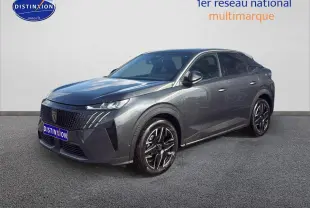 Peugeot 3008 gris titane en 3/4 avant droit avec jantes alu noires et calandre distinctive moderne.