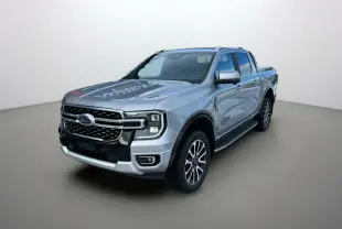 Vue 3/4 avant du Ford Ranger gris iconic 2026 avec calandre noire et jantes alliage 20 pouces.