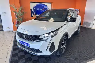 Peugeot 3008 blanc nacré en 3/4 avant droit, avec toit noir et jantes alliage distinctives, en intérieur showroom.