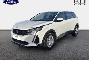 Vue 3/4 avant droit d'un Peugeot 5008 blanc Banquise avec calandre noire et jantes alu sur fond neutre.