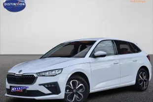 Vue 3/4 avant d'une Skoda Scala blanc glacier avec jantes alliage 16 pouces et calandre noire distinctive.