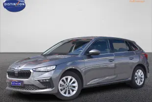 SKODA SCALA gris graphite vue 3/4 avant droit, jantes alliage 16 pouces et calandre chromée distinctive.