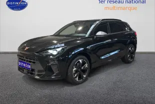 Vue 3/4 avant d'un SUV CUPRA Terramar noir avec jantes noires et logo cuivré sur capot.