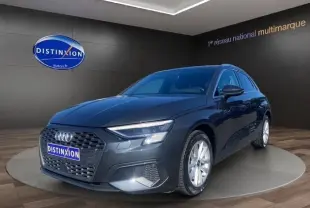 Audi A3 30 TDI gris foncé vue 3/4 avant droit, avec calandre hexagonale et phares LED allumés.
