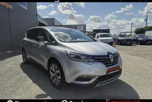 Renault Espace gris clair vu en 3/4 avant droit, avec calandre chromée et phares LED distinctifs.