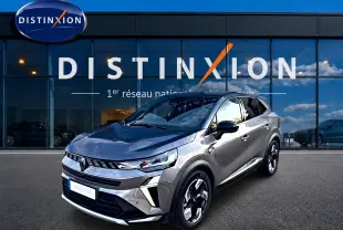 Renault Symbioz gris cassiopée en 3/4 avant droit, avec calandre moderne et jantes bicolores distinctives.