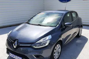 Renault Clio IV gris titanium vue 3/4 avant droit, compacte cinq portes avec phares LED et jantes alliage.