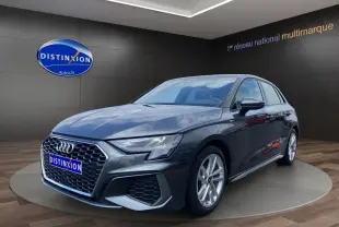 Audi A3 30 TFSI S Line gris foncé vue 3/4 avant dans un showroom avec éclairage intérieur.