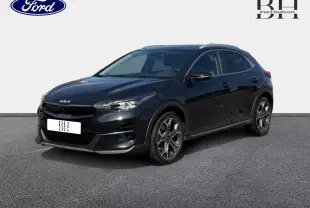 KIA Xceed noir Basalte métallisé en vue 3/4 avant droit, avec jantes alliage et calandre noire distinctive.