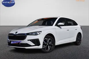 Skoda Scala blanc glacier vue 3/4 avant droit avec calandre noire et jantes alliage distinctives.