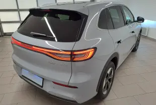 Vue de profil côté gauche du SUV électrique Geely E5 PRO 218ch gris Moonlight avec jantes modernes en intérieur.