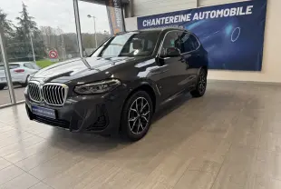 BMW X3 xDrive30e gris foncé en 3/4 avant droit, avec calandre double haricot et jantes M Sport visibles en showroom.