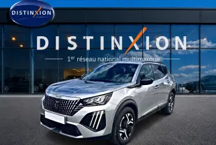 Peugeot 2008 gris Artense en 3/4 avant droit, avec calandre distinctive et jantes alliage noires.