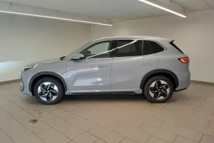 Vue de profil côté gauche du SUV électrique Geely E5 PRO gris Moonlight avec jantes modernes en intérieur showroom.
