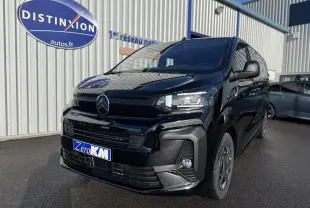 Vue 3/4 avant d'un Citroën Jumpy Cabine Approfondie XL noir perla, avec calandre noire et phares LED allumés.